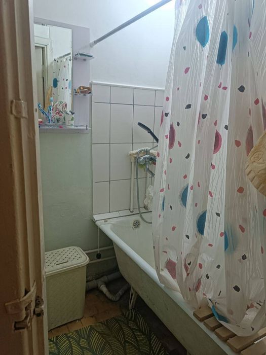 Продам чиланзар 23.  Двух комнатная.  Балкон 2*6