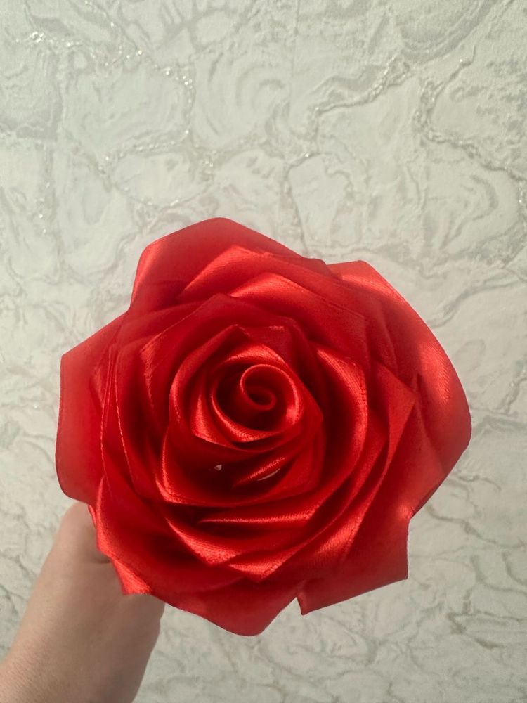 Розы из атласных лент
