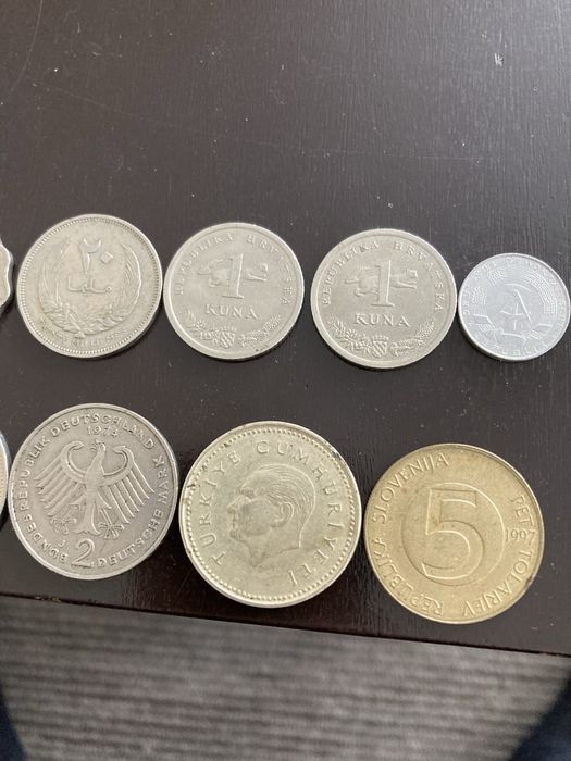 Различни монети в добро запазени състояние