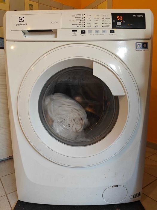 продавам пералня Elextrolux, компактен размер