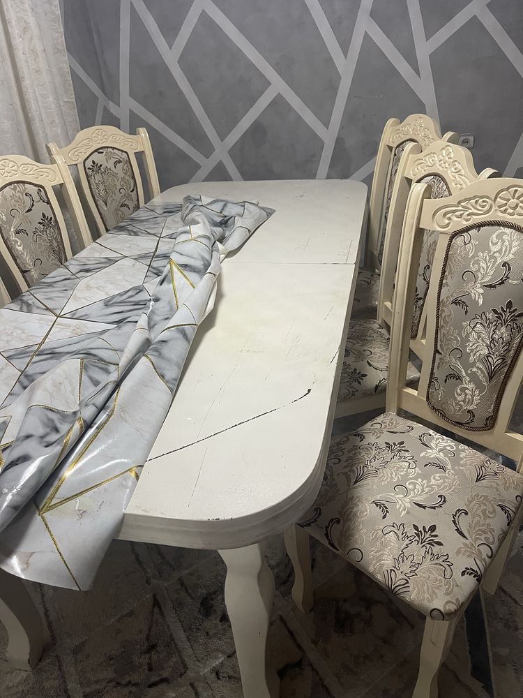 Срочно продам стол вместе стулями