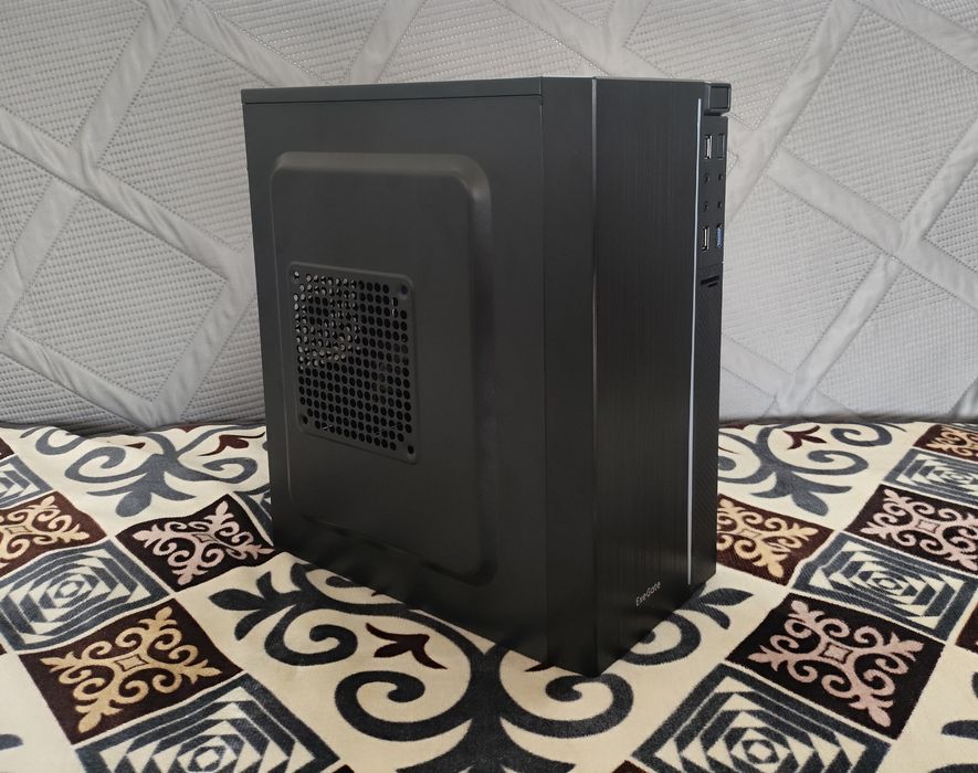 Новый компьютер с подсветкой работает в отличном состоянии