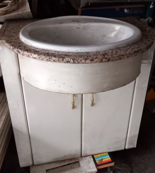 Шкаф с гранитен плот и мивка с батерия топла и студена вода