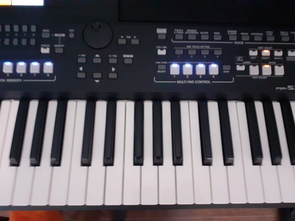 De vanzare yamaha psr 600