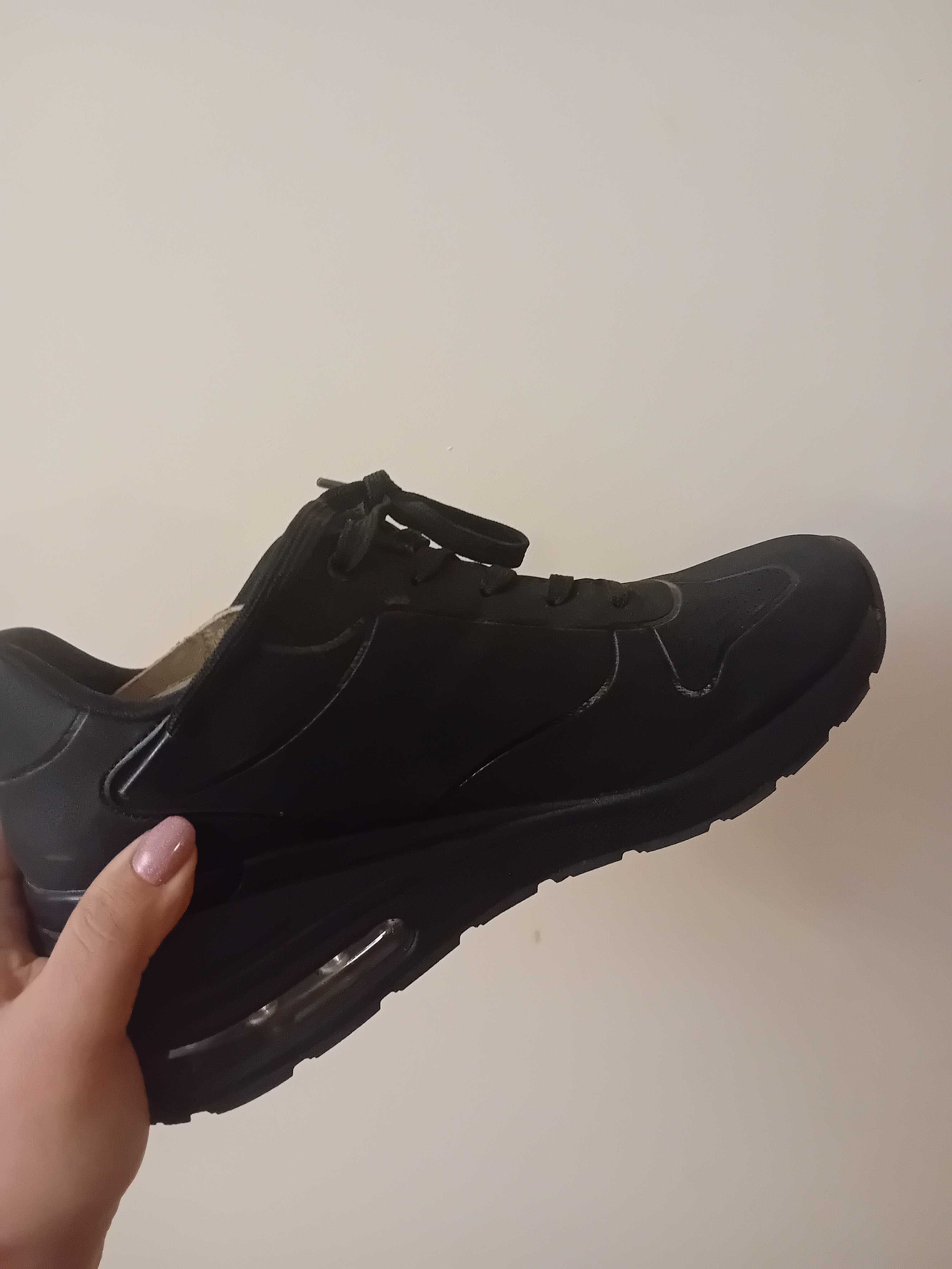 Нови обувки Skechers номер 40.
