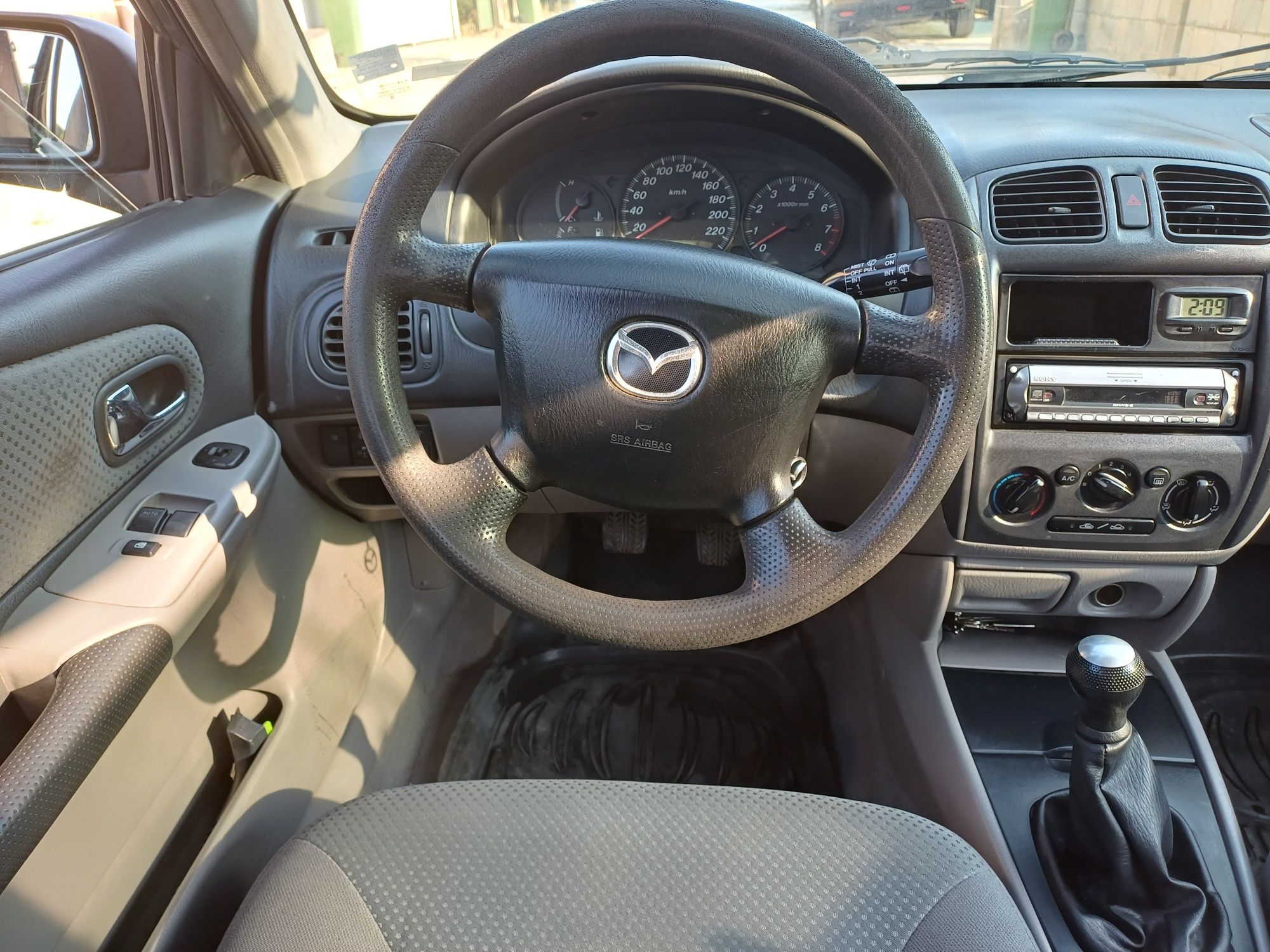 Продавам Mazda 323