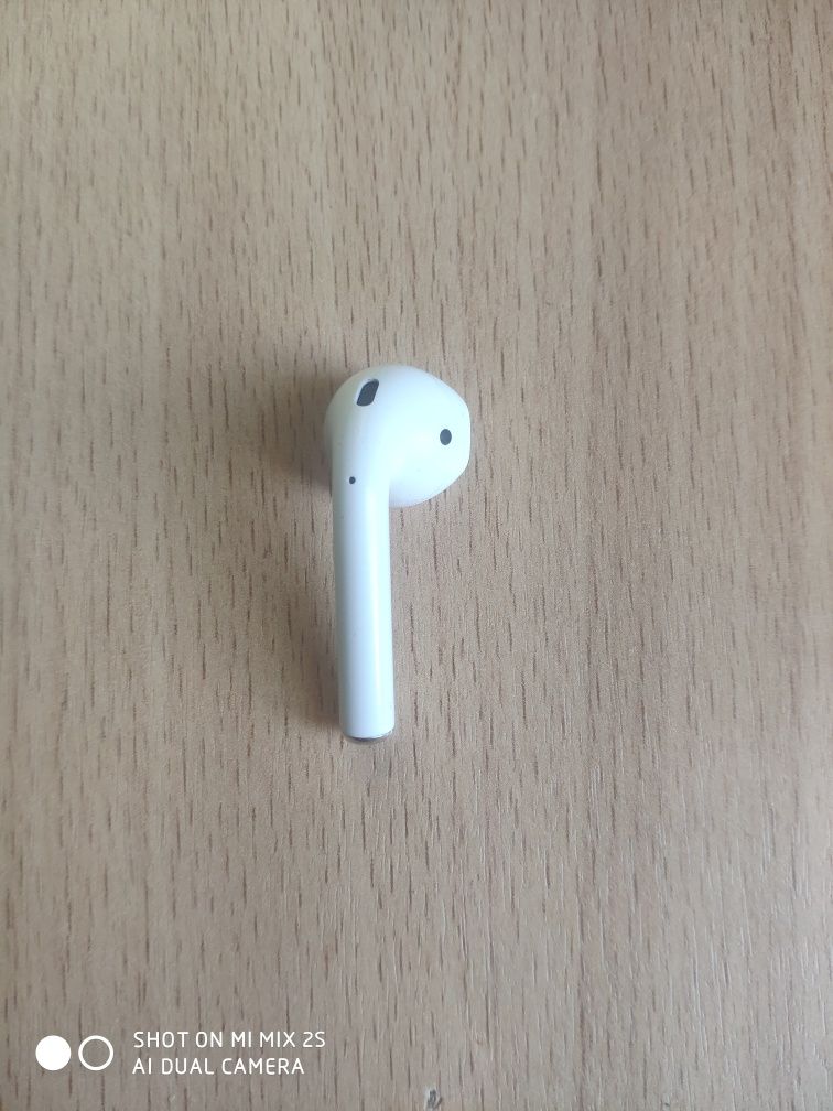 Продам оригинал правый ухо от airpods 2