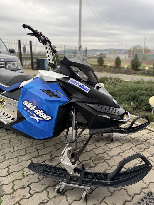 Ski Doo Summit X - Snowmobil 156”