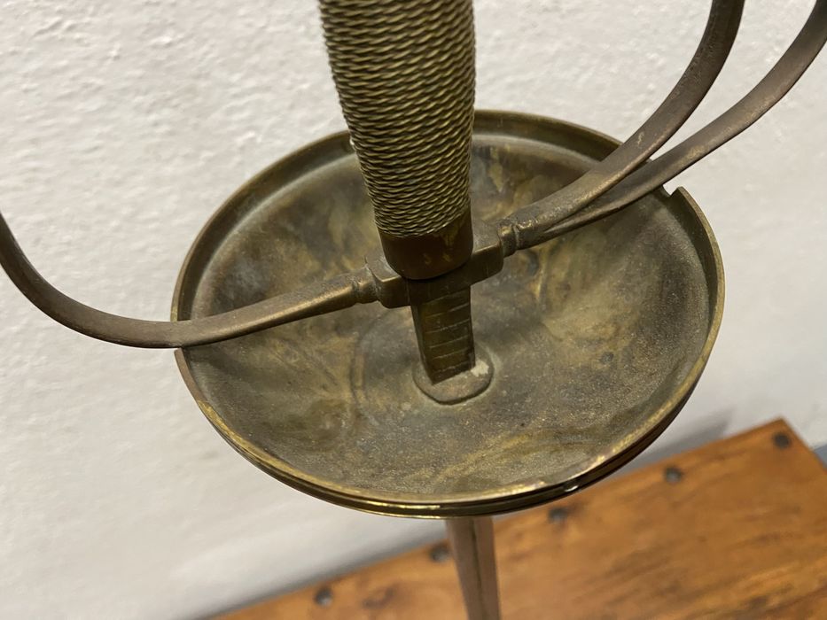 Стара френска сабя поставена на стойка от масивен месинг