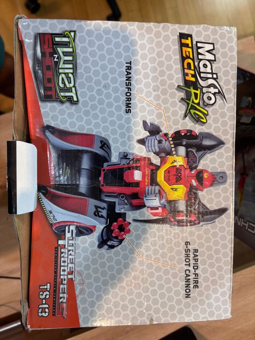 Robot transformer cu telecomanda, trage cu 6 rachete, lumini si sunet