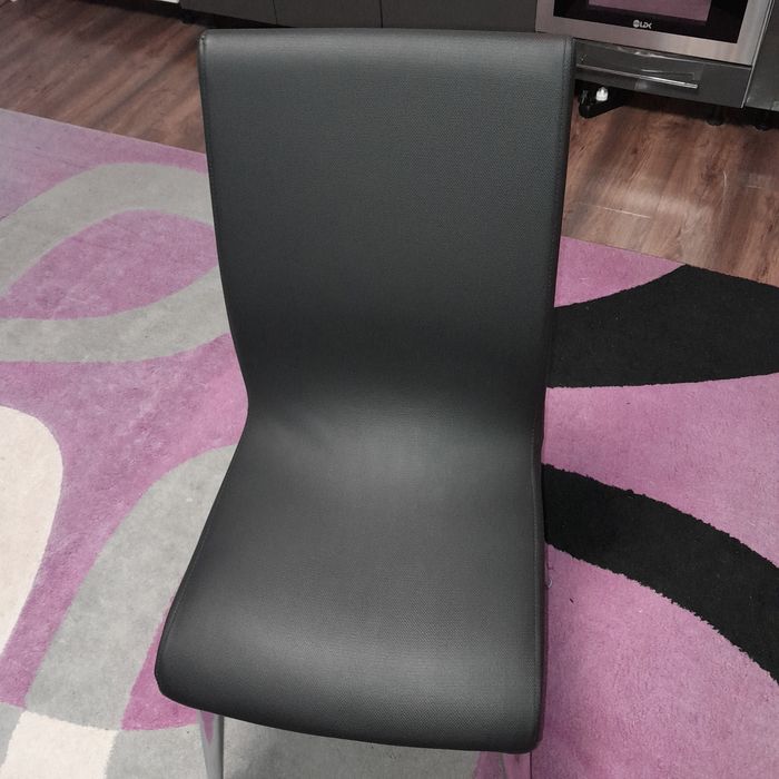 Vând 6 scaune de bucatarie cu tapițerie neagra si cu picioare stabile