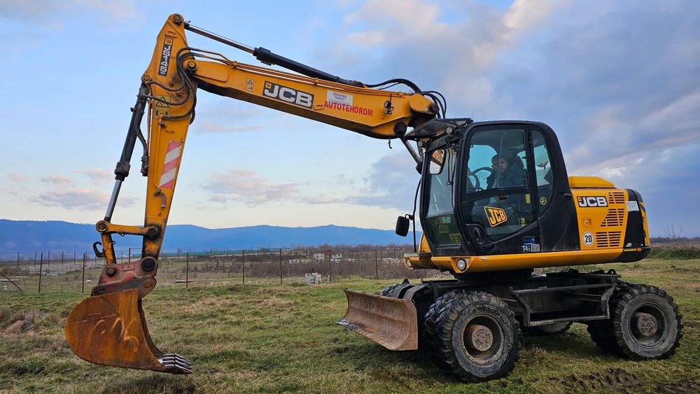 JCB JS 145 W Excavator pe roti