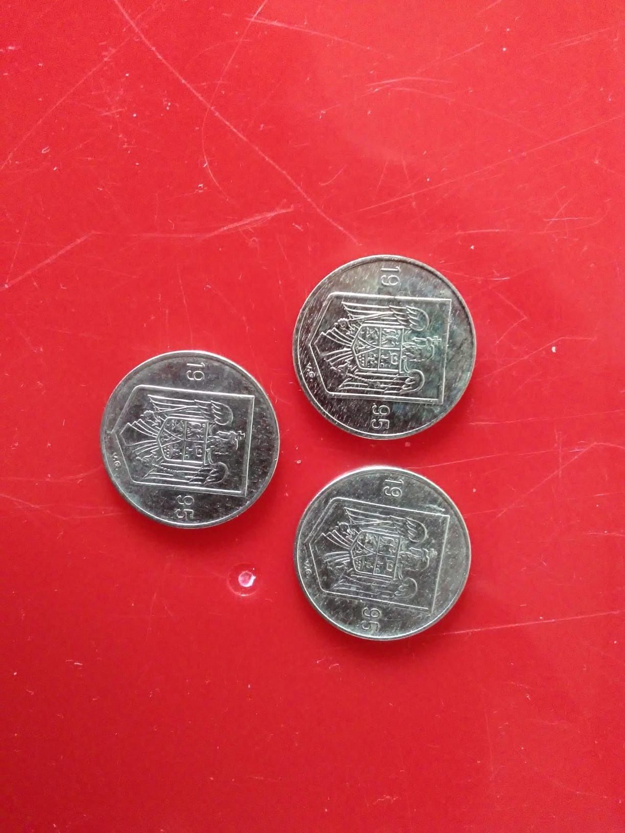 Vand monede cu revolutia din 1989.