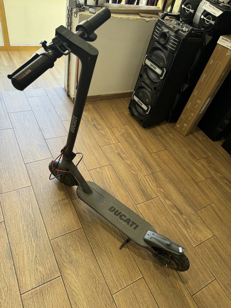 Trotineta electrica Ducati Pro-I Evo, 350W, Autonomie 25 km, 25 km/h!