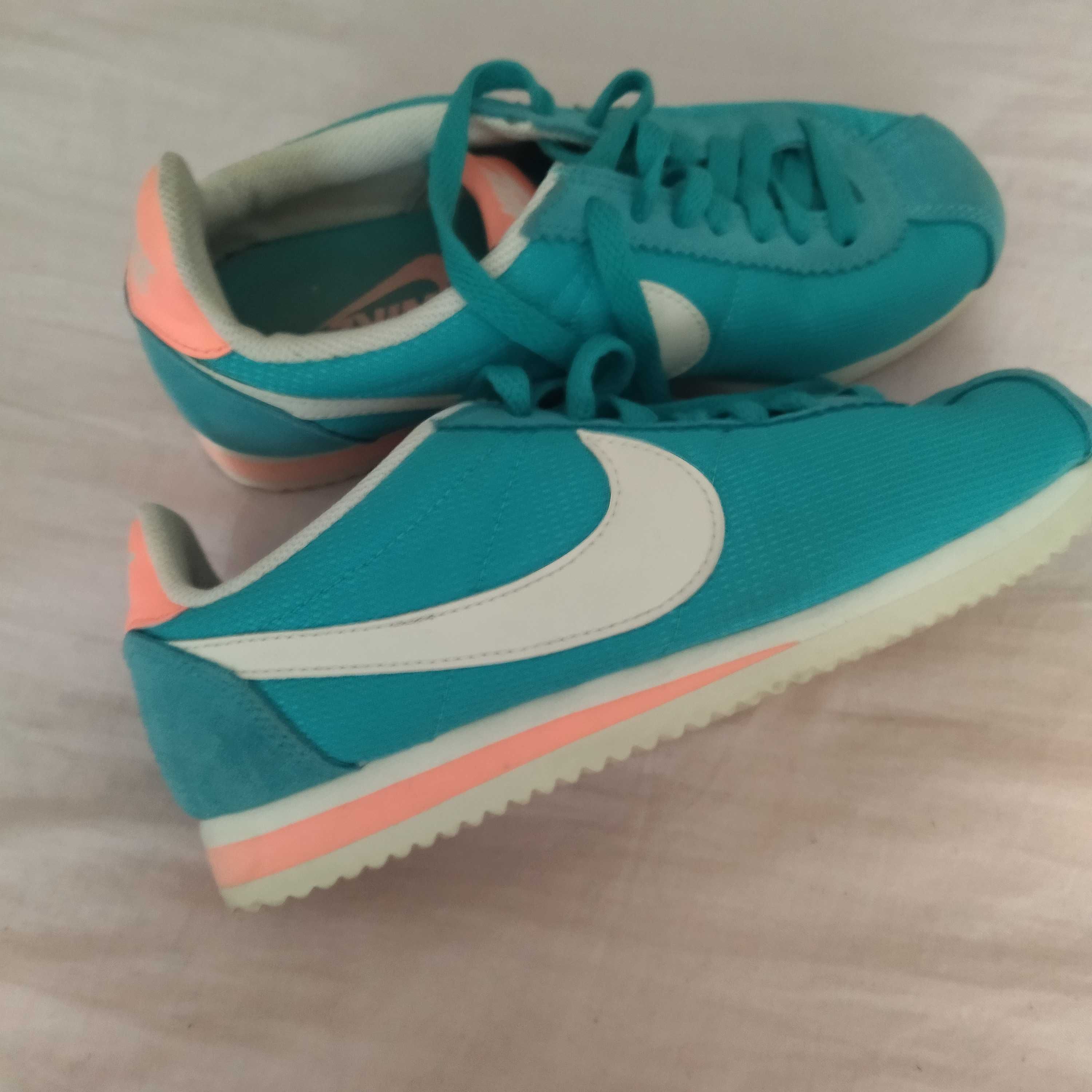 Nike дамски маратонки в тюркоазен цвят