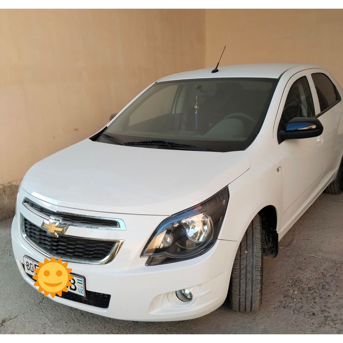 Ayol kishi tomonidan ehtiyotlab boshqarilgan Kobalt avtomashinasi tez