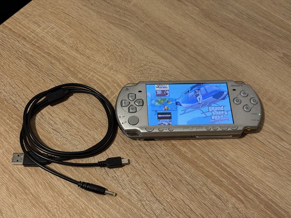 Sony PSP 2004 Silver Consola Portabila Modata cu Jocuri
