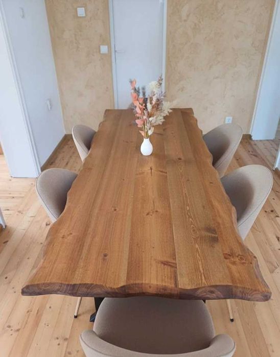 Трапезна маса с жив ръб