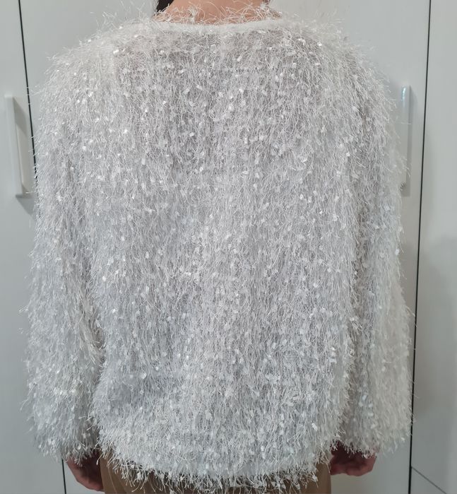 Продаю кофту белую нарядную
