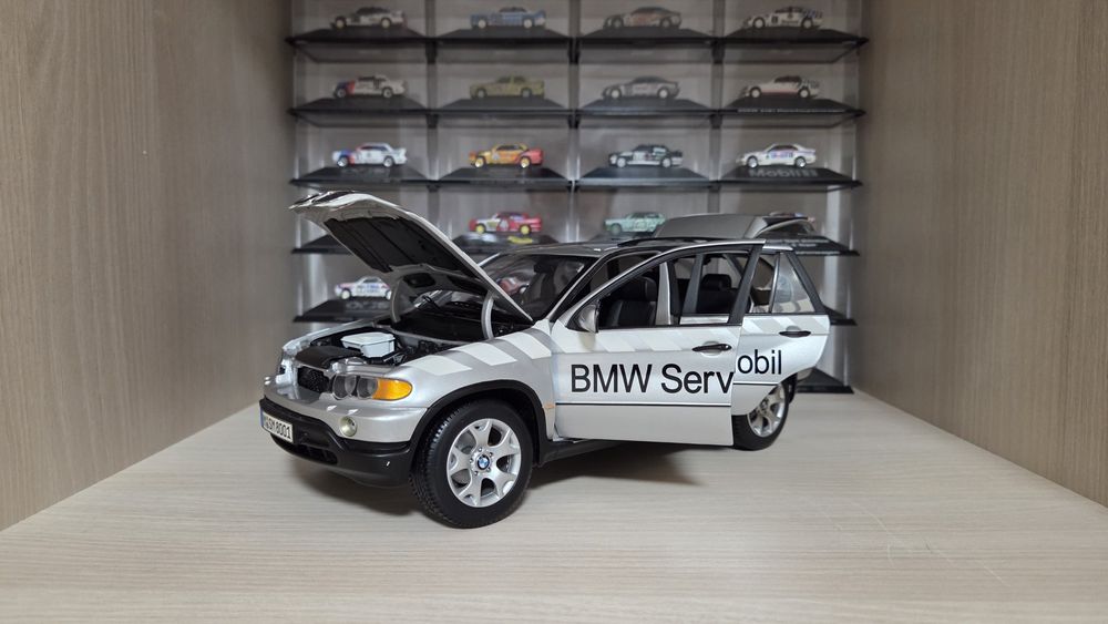 BMW X5 E53 1:18 DEALER EDITION Kyosho Macheta