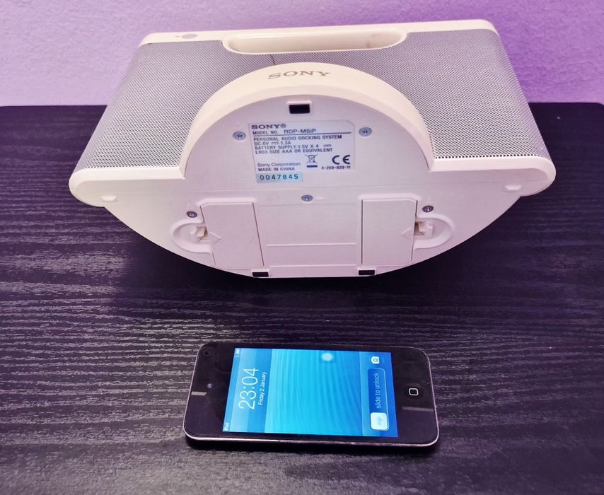 Boxă Portabilă Sony RDP-M5iP (Baterii/AC) + iPod Apple 32 GB - Pachet