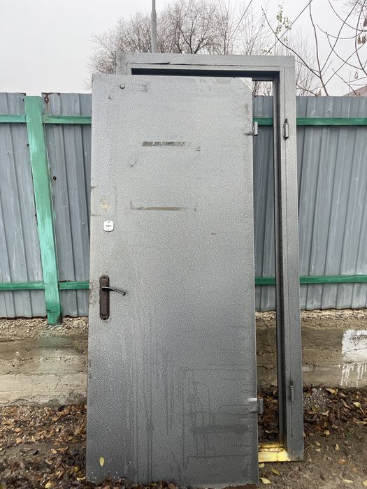 Железная дверь в хорошем состояний недорого