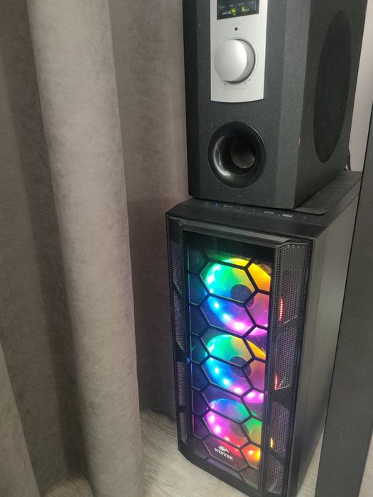 Игровой компьютер с 2к монитором.