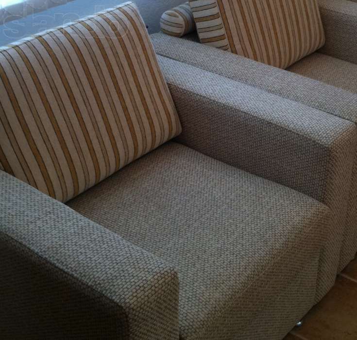 Кресло новое нейтрального цвета.