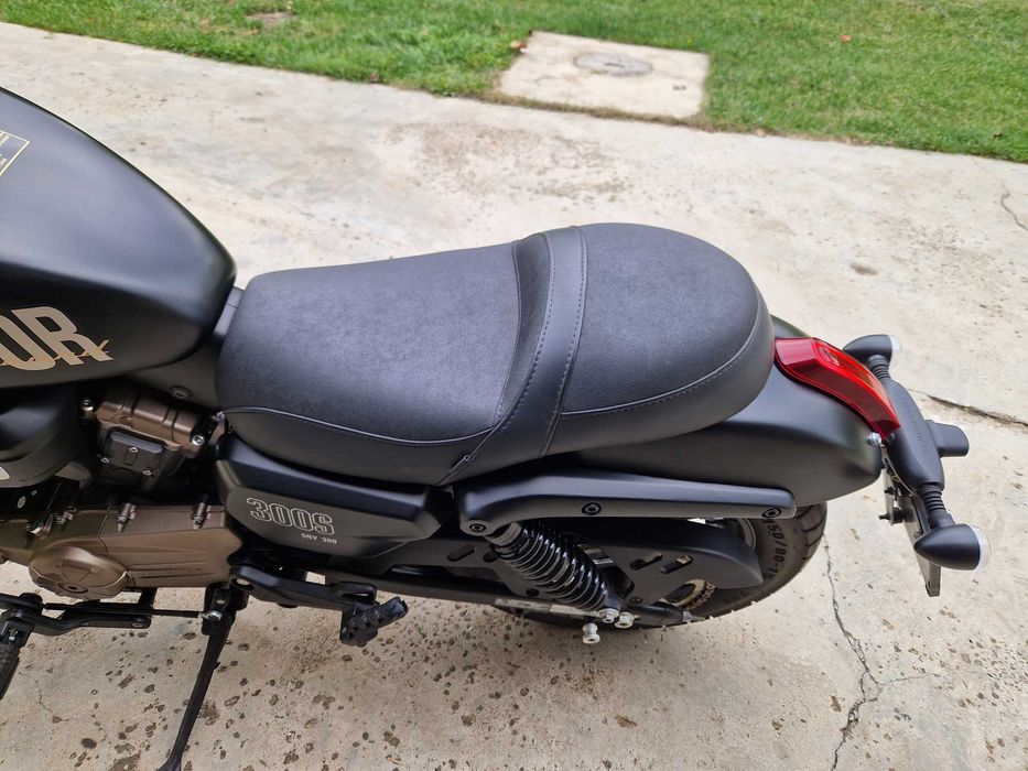 Vând motocicleta QJmotor 300 cc A2