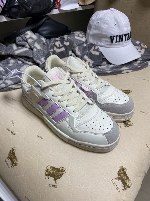 Кроссовки Adidas продаются