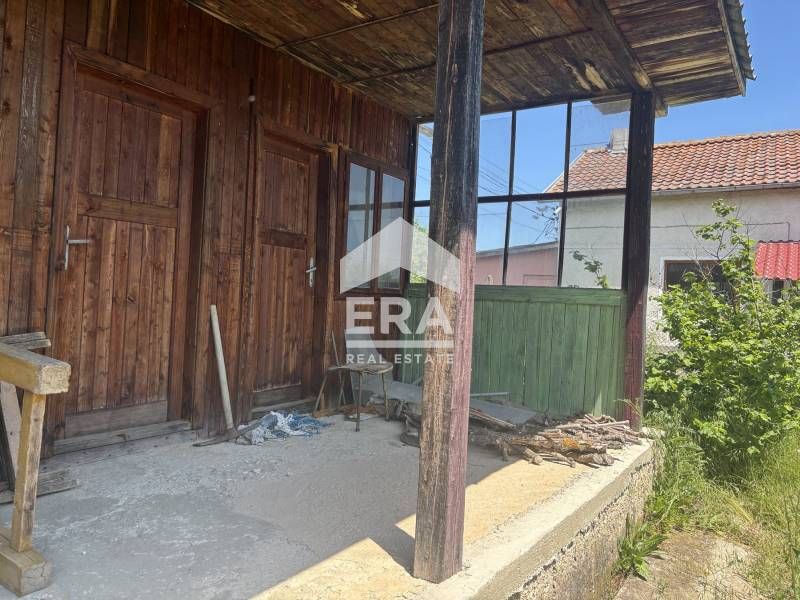 Ексклузивен парцел за продажба, заедно с едноетажна полумасивна вила в