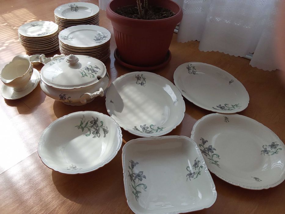 Продавам сервиз за хранене