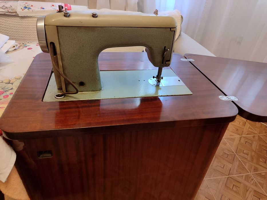 Vand masina cusut mecanica Ileana Cugir cu masa de cusut  270