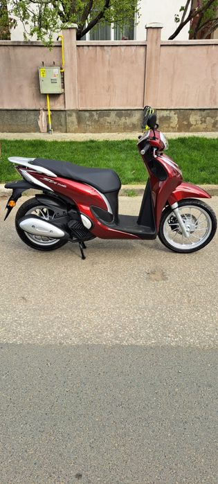 Inchiriez scutere noi Honda SH 125