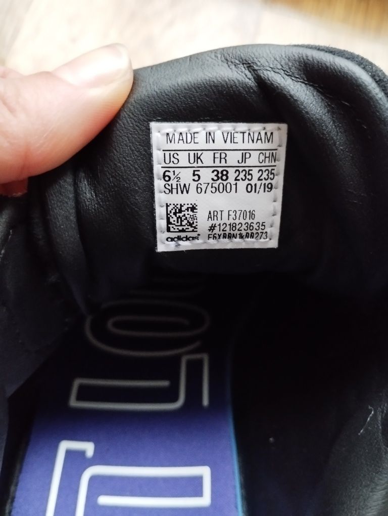 Маратонки Adidas - 38 номер