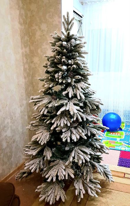 Продам елку 1,8 м. В хорошем состоянии. Игрушки в комплекте