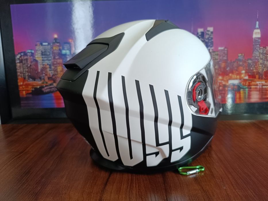 Мото шлем от итальянского бренда UOSS