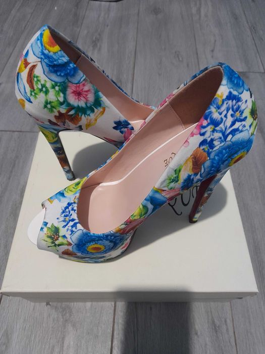 Pantofi cu toc inalt