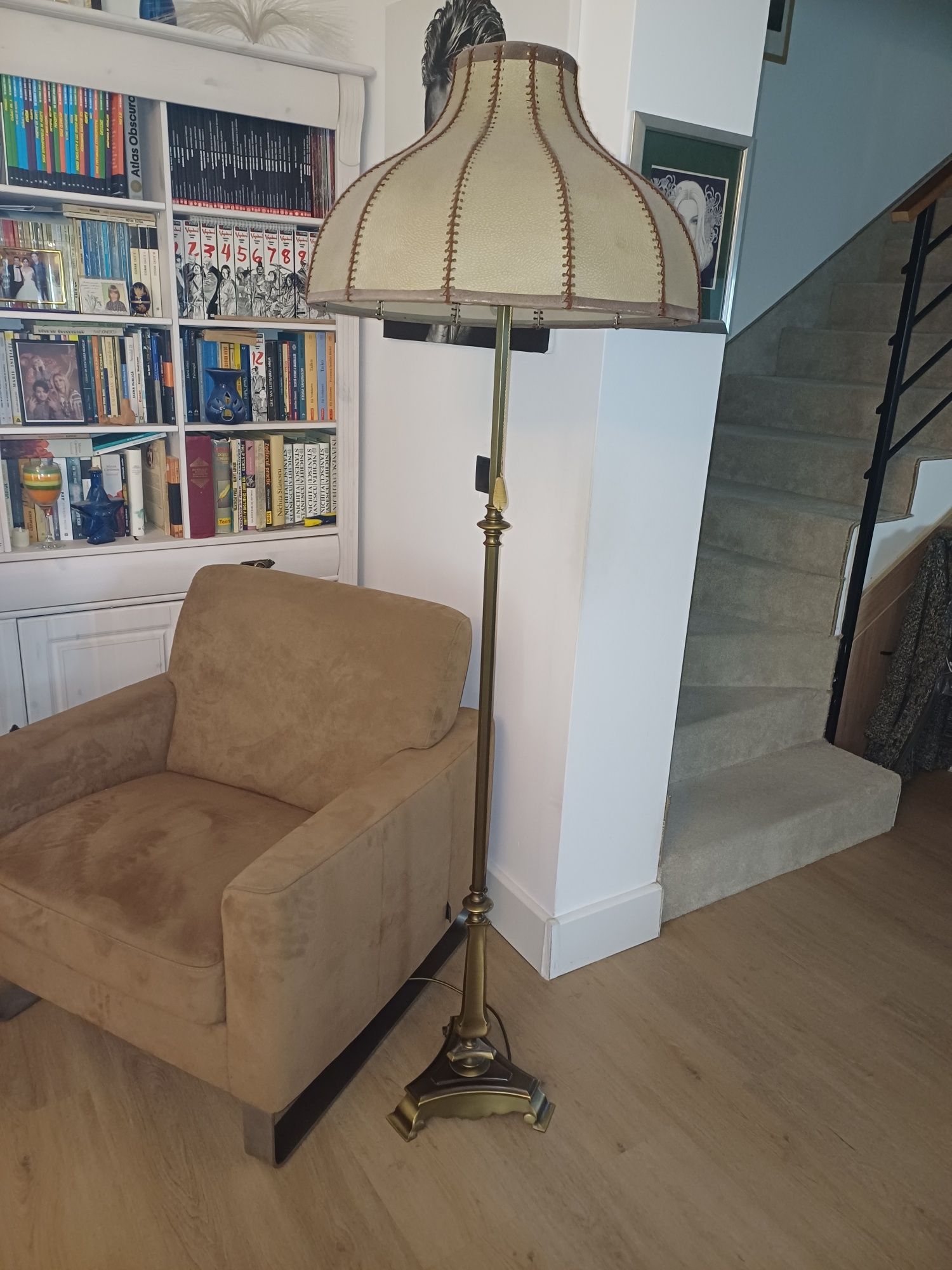 Lampadar de bronz cu abajur deosebit