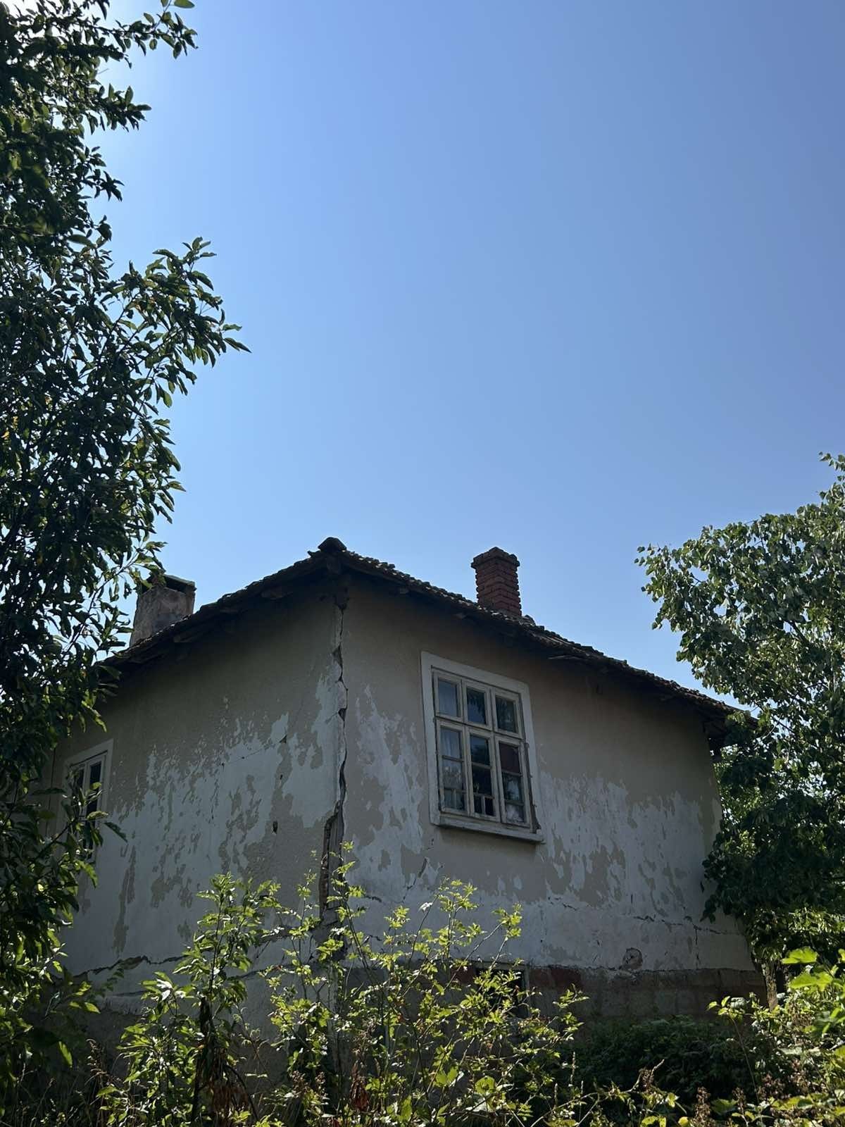 Имот с къща в с. Дъбравка