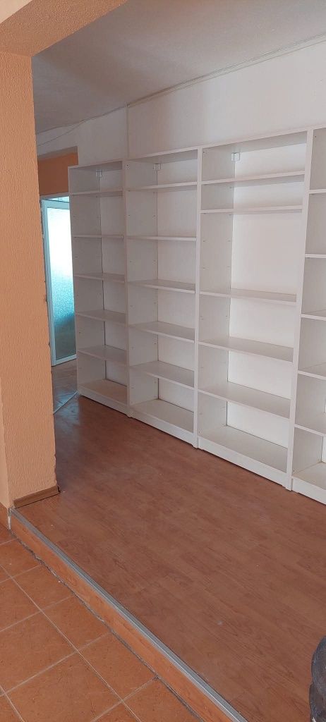 Бюро, пирамидата, рафтове