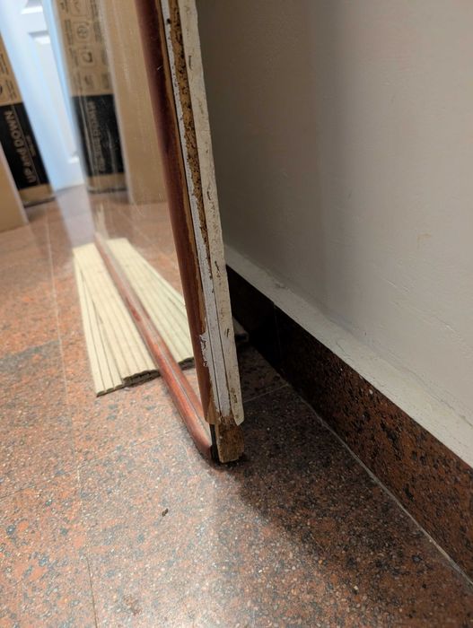 Огледало за стена с дървена рамка