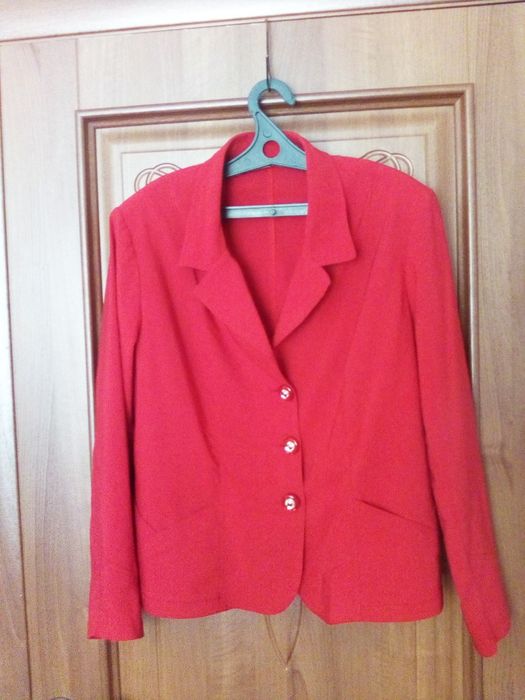 Продам костюм женский красный красивый размер 52