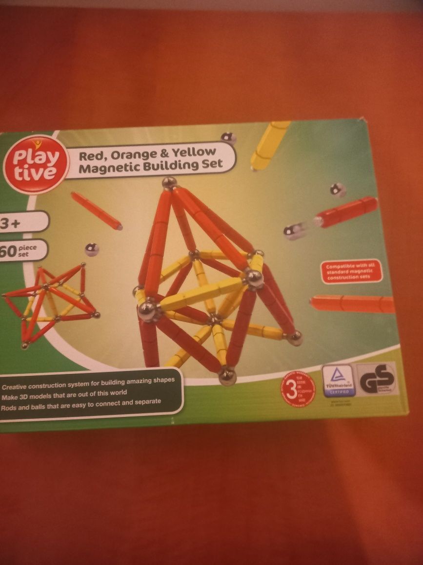 Vând joc de construcție Geomag