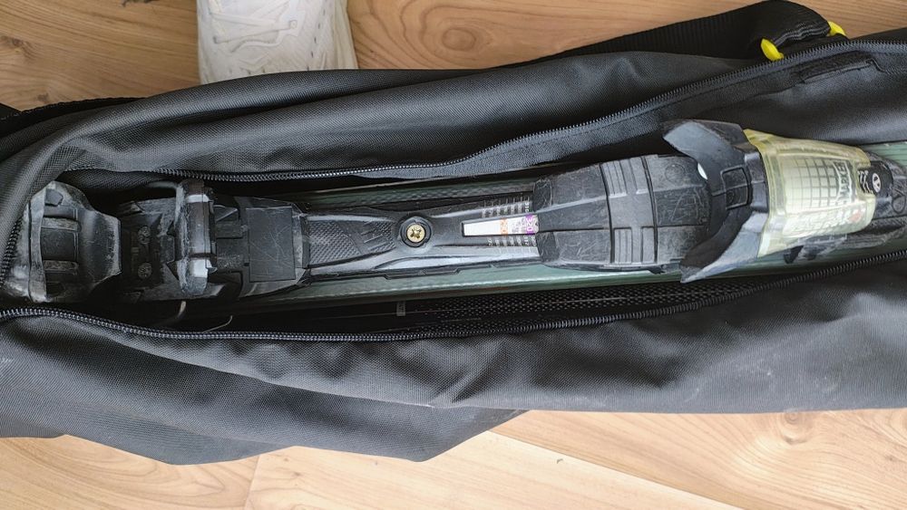 Skiuri Volkl Unlimited R1 cu clăpari Salomon, bețe, cască