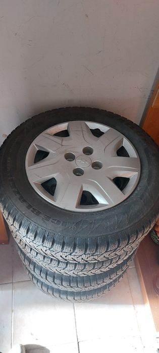 Продам шины комплект на Шевролет Кобальт.