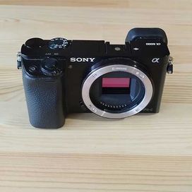 Sony Alpha a6000 Mirrorless малко използван фотоапарат + подаръци
