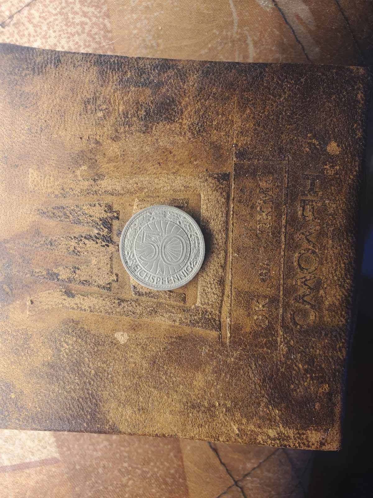 Монети, значки и медальон