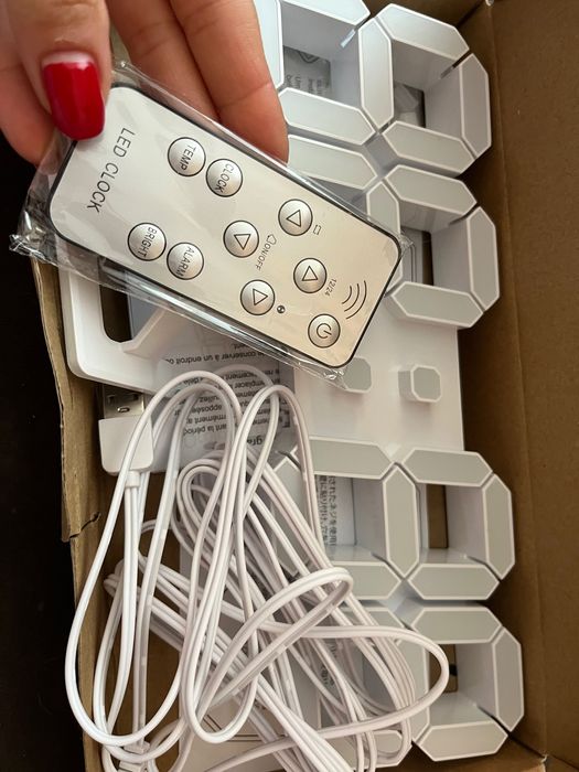 Модерен LED часовник