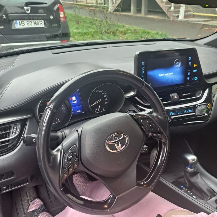 Vând Toyota C-HR hibrid